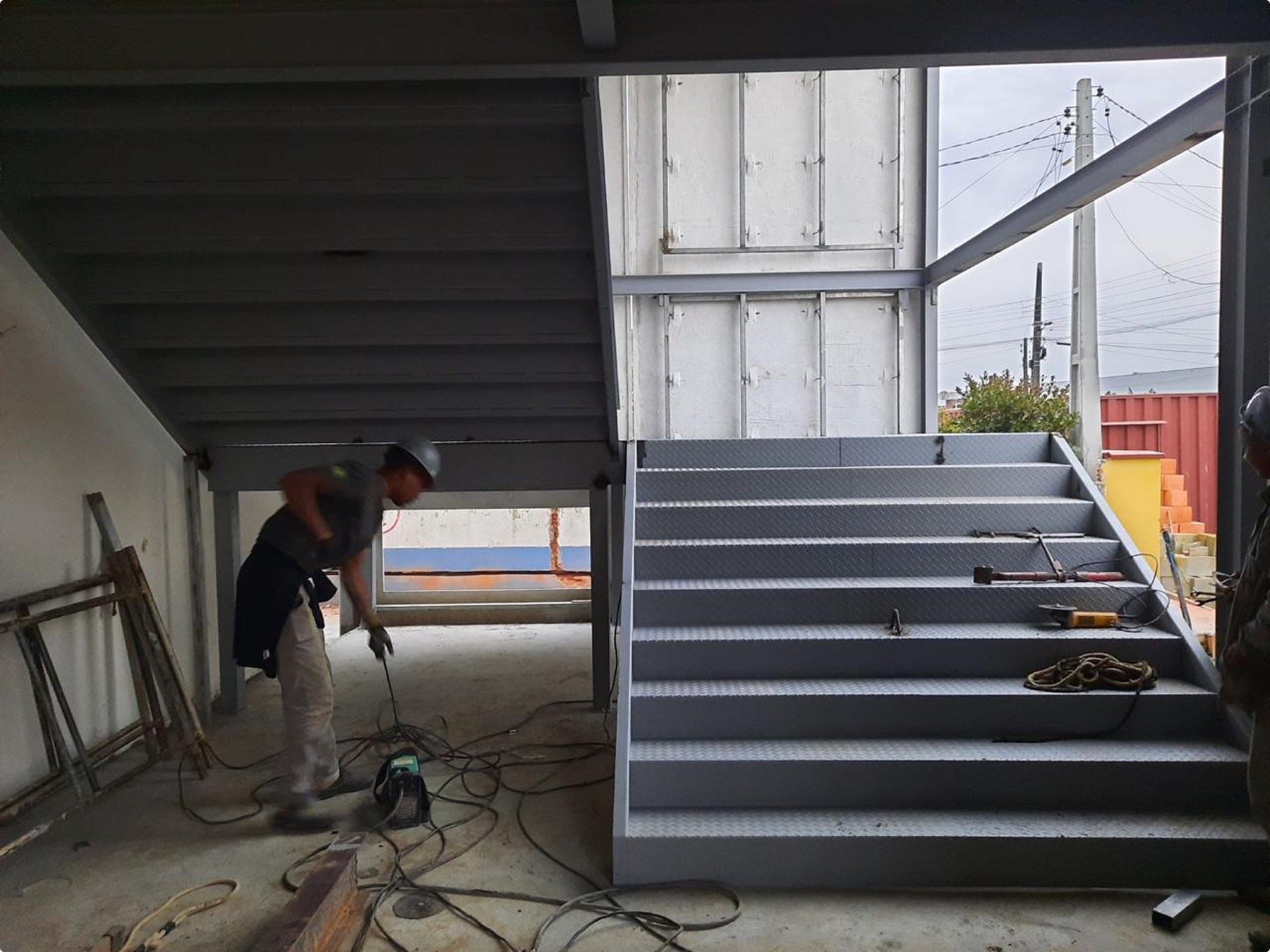 Metal Plus - Conheça nosso serviço de Escadas