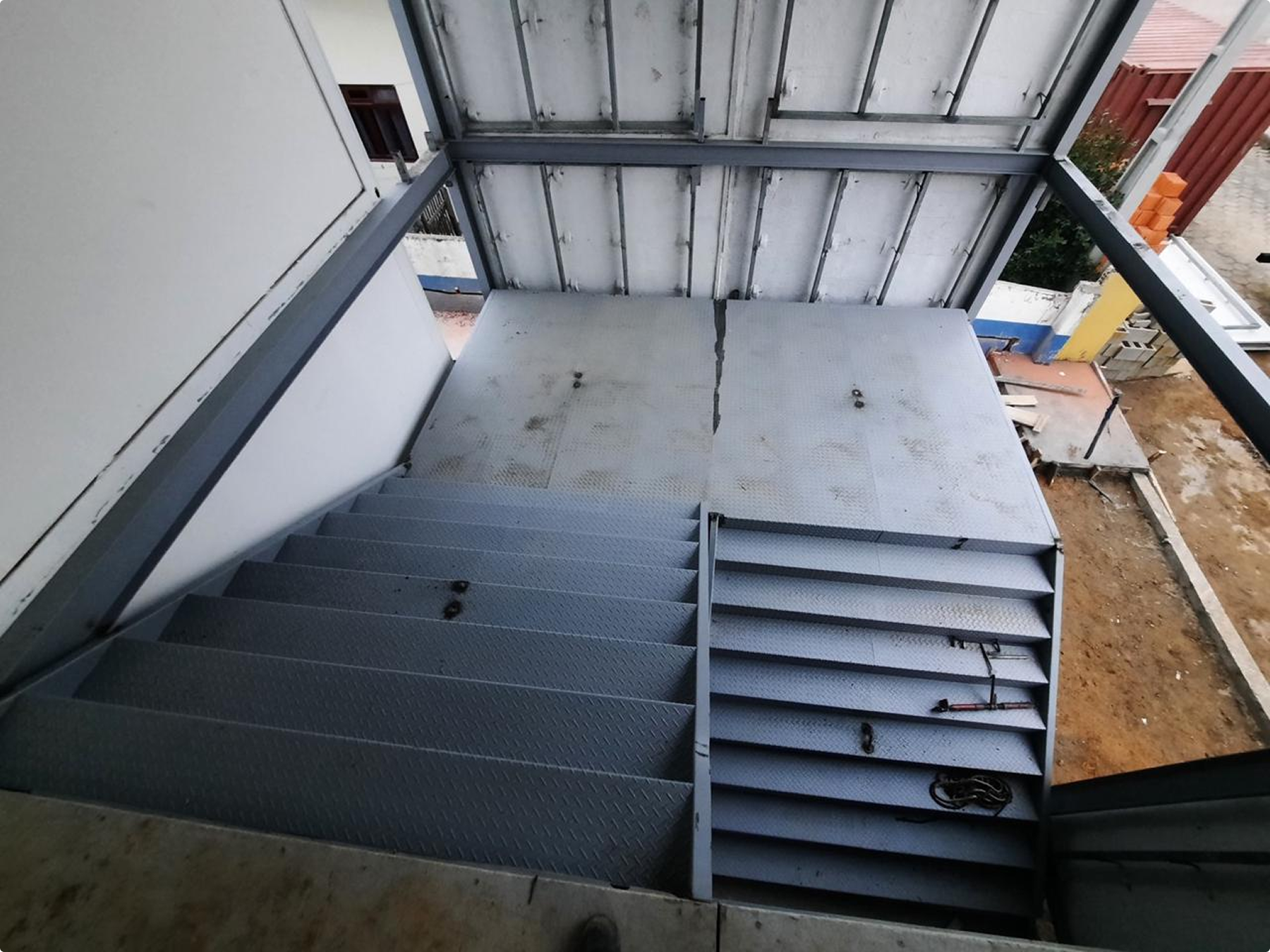 Metal Plus - Conheça nosso serviço de Escadas