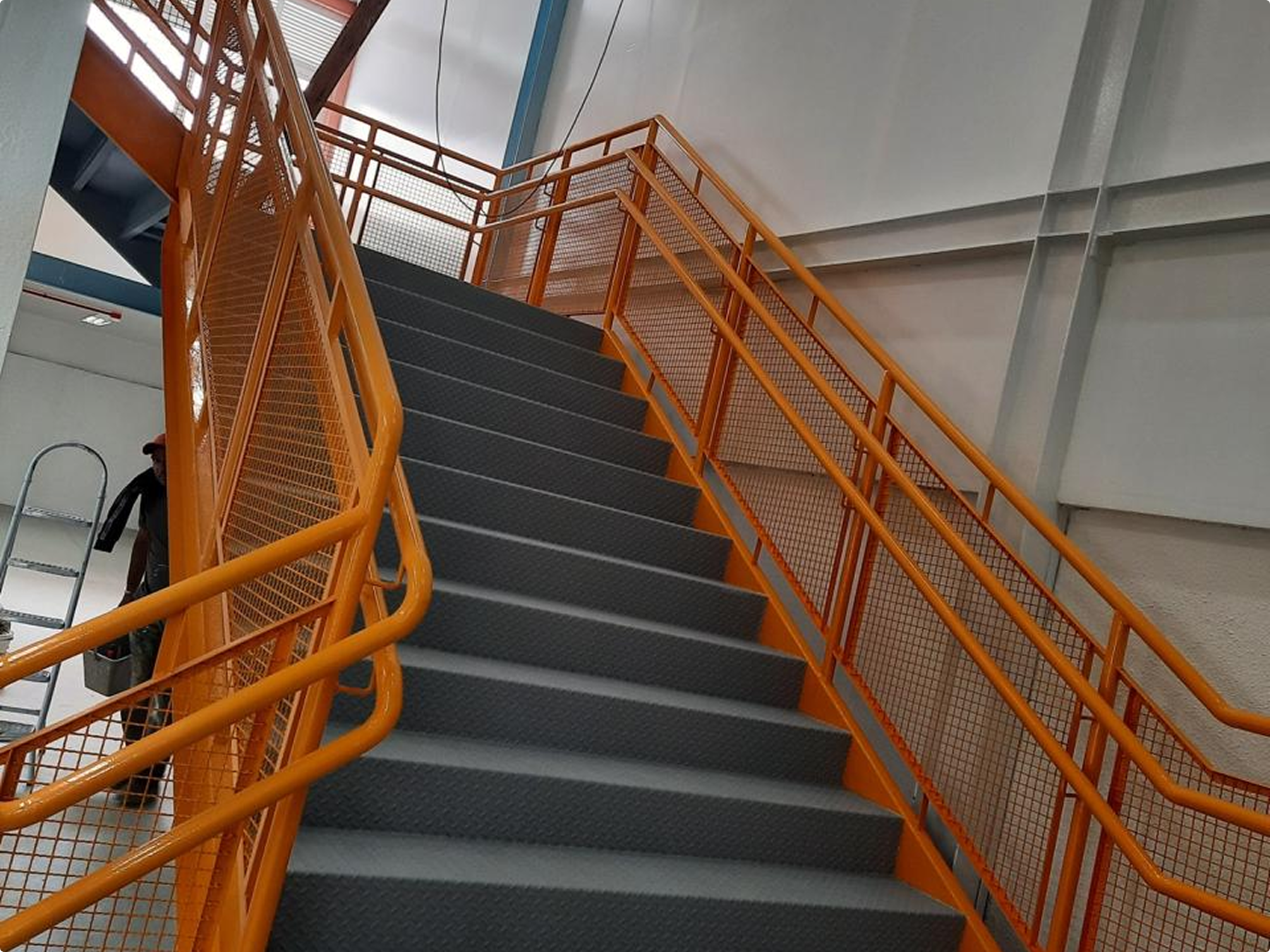 Metal Plus - Conheça nosso serviço de Escadas